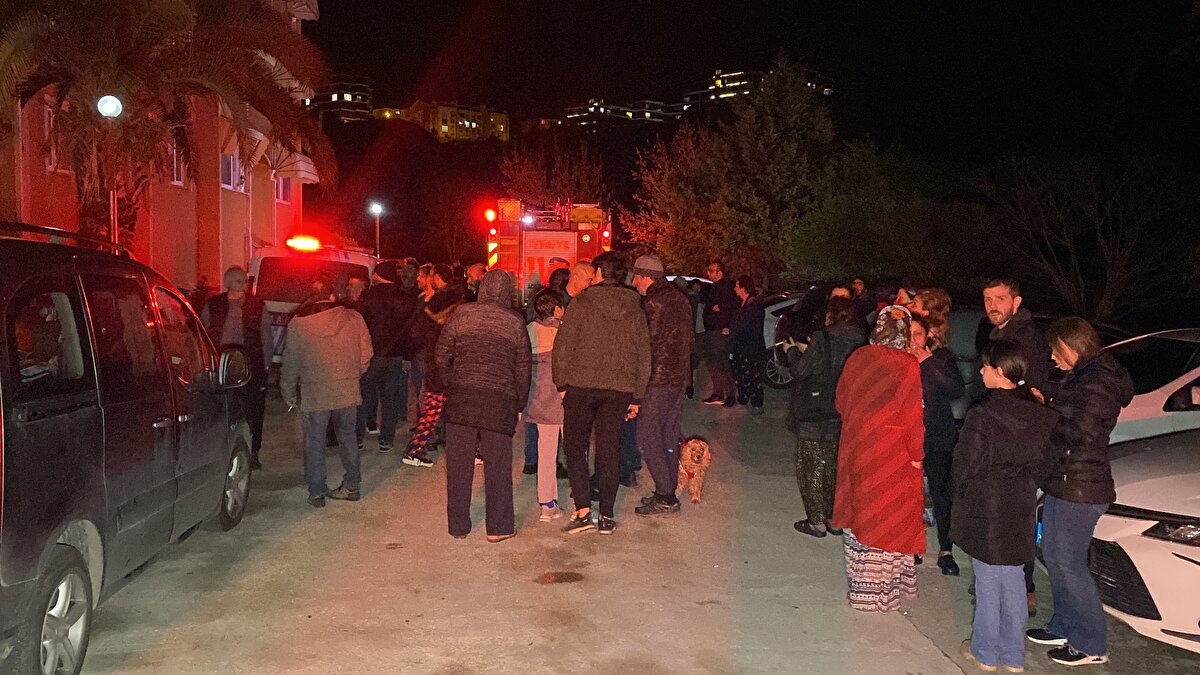 'BOMBA GİBİ PATLAMA SESİ GELDİ'<br>Olayda evi hasar görenlerden Kaan Koç, "İlk önce tuğlalardan ve duvardan ses gelmeye başladı. Daha sonra bomba gibi patlama sesi geldi. Odam sallanmaya başladı, hatta salona geçmeye çalışırken ben de yere düştüm. Daha sonra ailemle birlikte binadan dışarı çıktık" dedi.