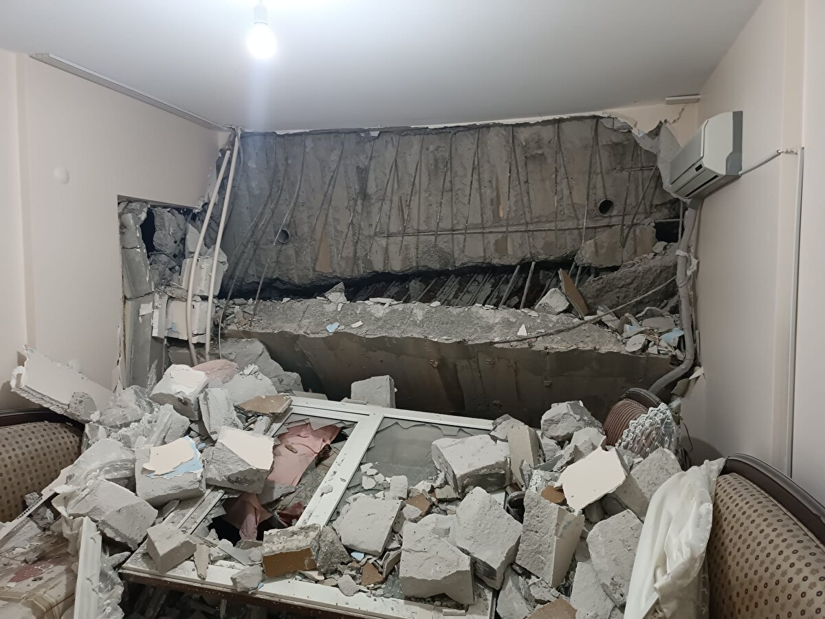 Olay yerine sevk edilen ekipler bölgede güvenlik önlemi alırken, hasar gören 4 apartmandaki 32 daire boşaltıldı. Olay sırasında evinde bulunan ve kopan parçalar nedeniyle salonunun duvarı yıkılan Enver Yiğit, yaralanması sonucu hastaneye kaldırılarak tedaviye alındı.