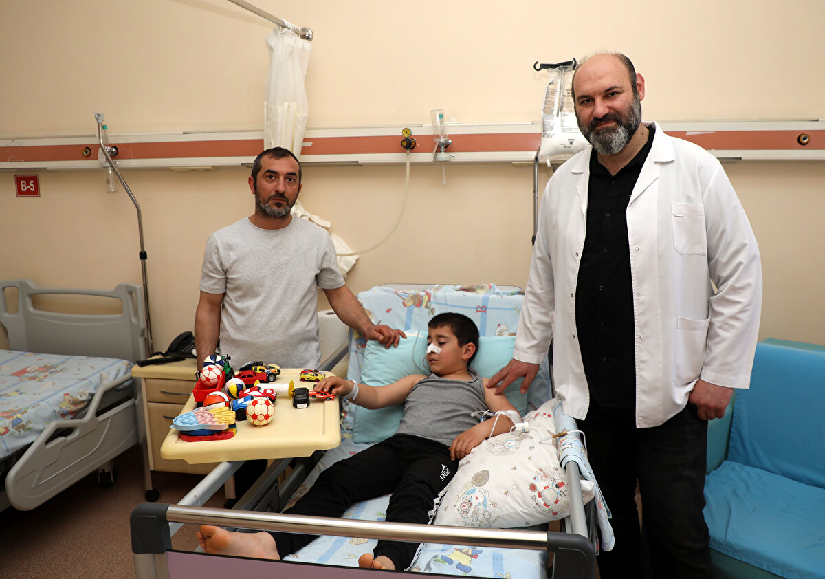 Oyuncak seçimine dikkat edilmesini isteyen Çakmak, "Parçaların birbirine yapışması nedeniyle arada kalan bağırsaklar çürüyebiliyor. Tek parça da olsa sıkıntı. İçinde mıknatıs olan oyuncakların çocuklardan uzak tutulması gerekiyor. Hayatı tehdit edecek durumlar ortaya çıkabiliyor." dedi.