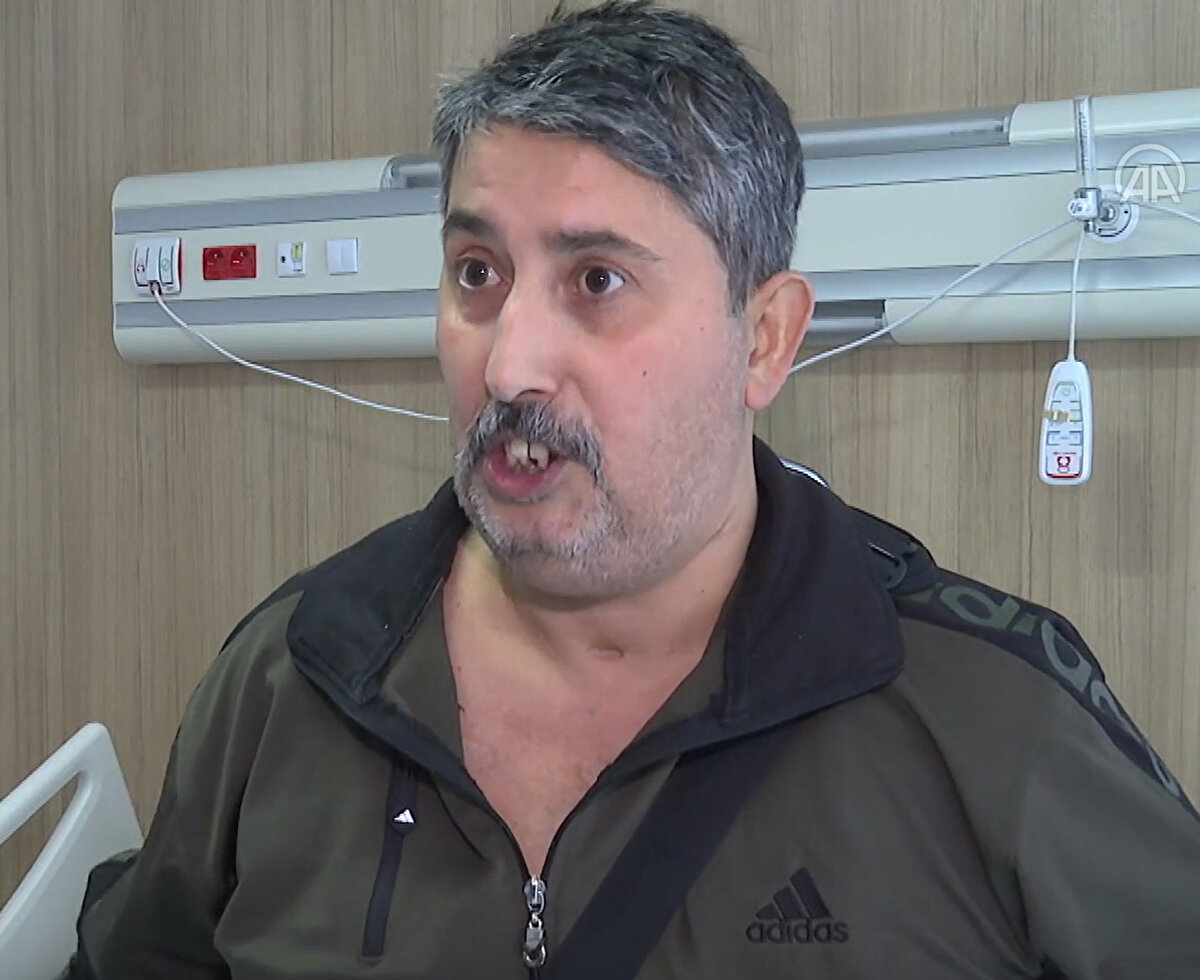 "ORGAN BAĞIŞI ÇOK ÖNEMLİ"<br><br>Organ bağışının önemini en çok hastalığı yaşadığı süreçte anladığını dile getiren Aş, "Organ bağışı çok kıymetli, çok önemli, bir başka kişiye nefes, can veriyorsunuz. İki evladım var, dört gözle beni bekliyorlar. Nakille gerçek bir kalbe kavuştuğumda hayatıma tam olarak kaldığım yerden devam edebileceğim. Balıkçılık benim aile mesleğim, çok özlüyorum, belki işime de dönebileceğim" dedi. Serkan Aş, ileride organları uygun olduğu sürece kendisinin de bağışta bulunacağını söyledi.