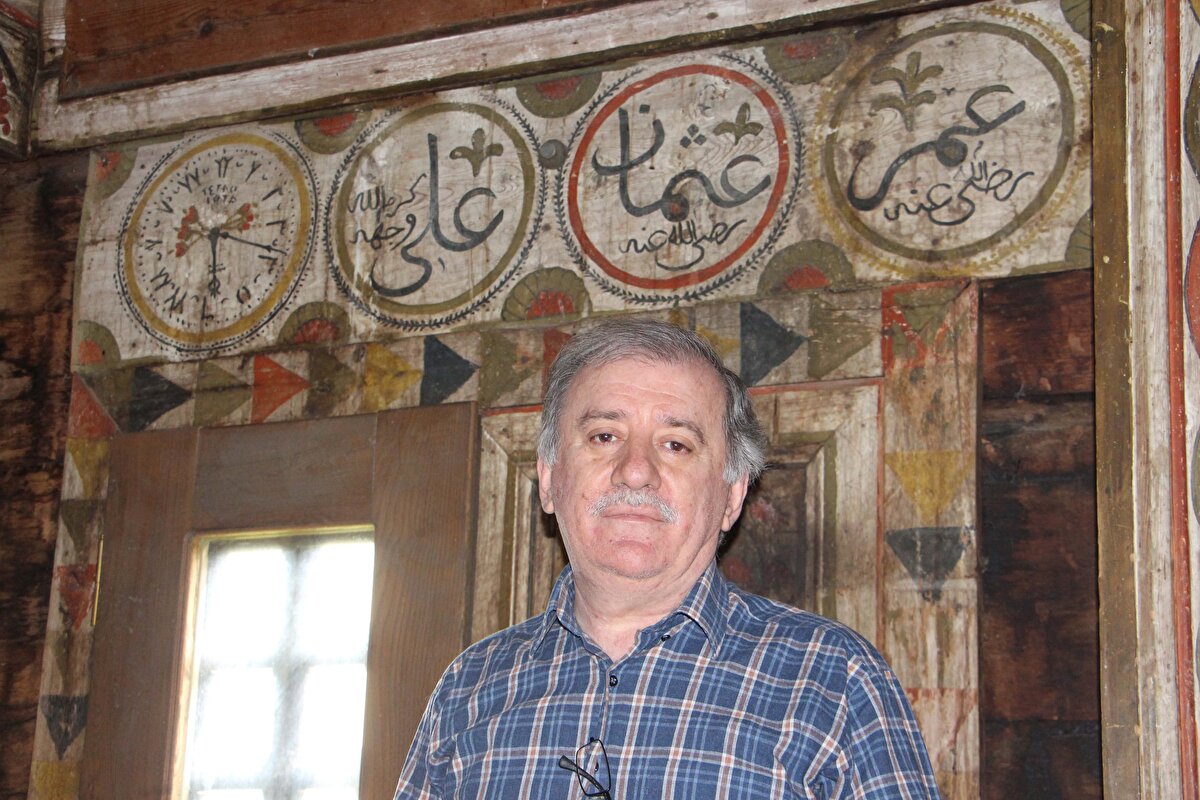 Karadeniz Bölgesi’nde çok sayıda ahşap cami bulunduğunu, Kavak Bekdemir Camisi'nin de bunların önemli örneklerinden biri olduğunu söyleyen Doç. Dr. Özkurt, “Camide üzerinde konuşulmaya değer bir konu olarak, halifelerin adlarıyla birlikte en sonda kalan bir mekanın, saat şeklinde değerlendirilmiş olması söylenebilir. Oldukça önemli bir süsleme, detay olarak görülüyor. Saat motifinde, kullanılan ilk 6 rakamın Osmanlı döneminde bilinen ve kullanılan rakamlar olduğu, 6’dan 12’ye kadar olan rakamlar ise 1700’lü yılların sonu 1800’lü yılların başında Osmanlı ülkesine Batı'dan gelen saatlerin örneklerine baktığımızda büyük ölçüde benzerlikler gösterdiği görülmektedir” ifadelerini kullandı.<br><br>