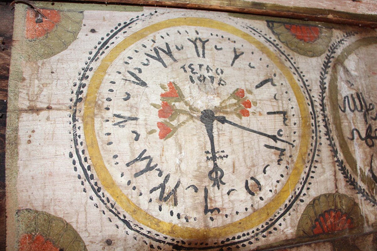 OMÜ İnsan ve Toplum Bilimleri Fakültesi Sanat Tarihi Bölüm Başkanı Doç. Dr. Kemal Özkurt, “1800’lü yıllarda Osmanlı ülkesine Batı'dan getirilen saat örneklerine benzerlik gösteriyor. Nakkaş saati 5.19’u rastgele mi tasvir etti, yoksa bir mesaj mı vermek istedi bunu bilemiyoruz” diye konuştu.<br><br>