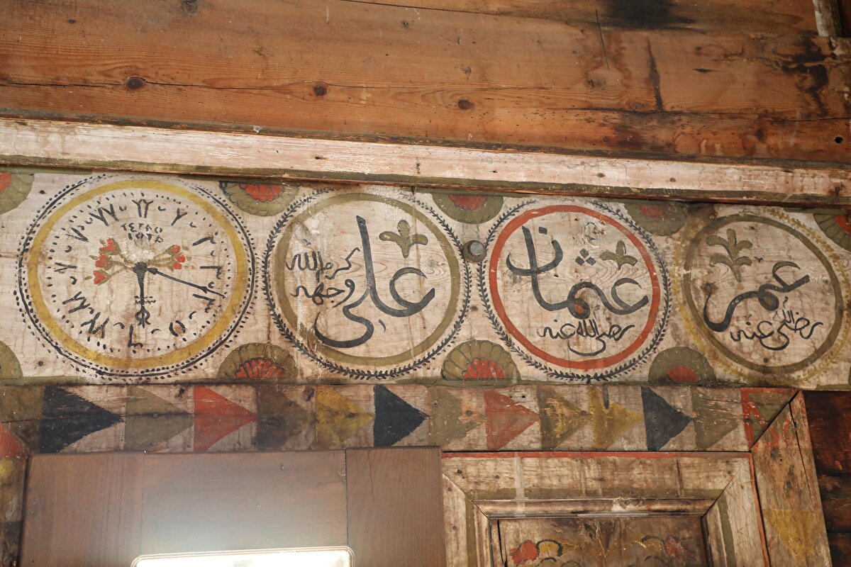 Cami duvarında bulunan saat figüründeki zamanın, nakkaşın sırrı olabileceğini belirten Doç. Dr. Özkurt, “Burada ayrıca üzerinde durulması gereken bir şey de nakkaşlar veya sanatçılar, bazen inşa ettikleri bir yapı ya da ürettikleri bir sanat eserinin bir köşesine adına sır diyebileceğimiz bir şeyler gizlerler. Acaba nakkaş 5’i 19 geçiyor demek suretiyle bir mesaj mı verdi, bu süsleme işinin bittiği saat midir, yoksa başka bir mesaj mı veriliyor ? Bundan sonraki süreçte bu konu üzerinde düşünülürse Kavak’taki Bekdemir Camimizin duvarındaki bu saati farklı meslek grupları bu konuya kafa yorup bir sonuca ulaşacaklardır” diye konuştu.<br><br>