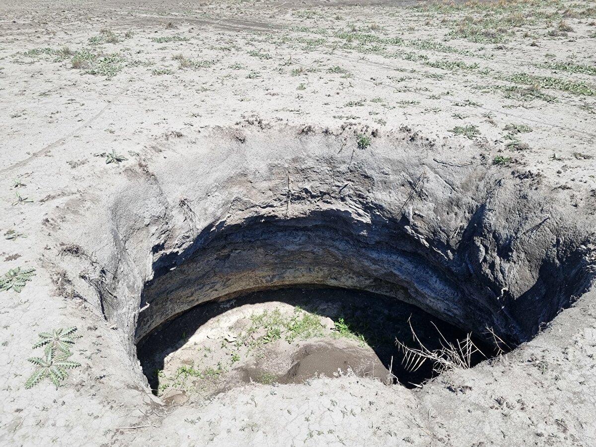 Obruğun 100 metre çevresinde de yer yer yarılmaların ve küçük çapta çökmelerin olduğu gözlendi.<br><br>