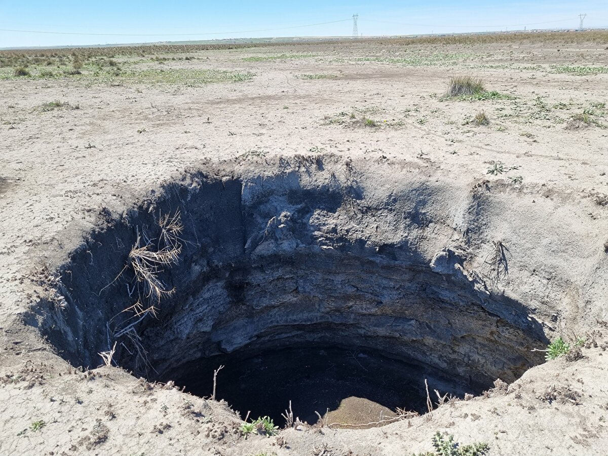 Mantar toplamak için arazide dolaşırken obruğu fark eden vatandaşlar, alanda yeni obruk oluşma ihtimali nedeniyle tedirgin olduklarını belirtti.<br><br>