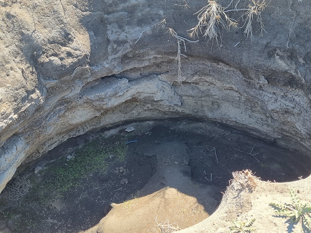 Yaklaşık 10 gün önce ilçeye bağlı Yeşiltömek köyü yakınlarında da 3 metre çapında ve 5 metre derinliğinde bir obruk oluşmuştu.<br><br>