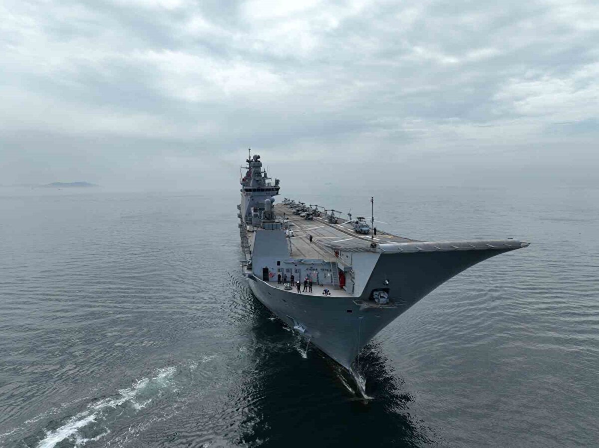 Gemi, gerektiğinde doğal afet yardım görevleri çerçevesinde de kullanılabilecek. Bünyesinde yer alan tam teşekküllü hastane ve ameliyathane imkanları sayesinde doğal afet yardımı, insani yardım ve mülteci tahliye harekatlarında tıbbi destek sunabilecek. TCG Anadolu, 231 metre uzunluğa ve 32 metre genişliğe sahip bulunuyor. Tam yük deplasmanı en fazla 27 bin 436 ton olan gemi, bu haliyle en az 20,5 knot azami sürat ve 16 knot ekonomik süratle görev yapabiliyor.<br><br>Ekonomik sürati ile tam yükte en az 9 bin deniz mili seyir siasına sahip TCG Anadolu'nun içindeki su alabilen havuza her biri 1 tank taşıyan 4 mekanize çıkarma gemisi girebiliyor. Gemi, araç güvertelerinde 13 tank, 27 zırhlı amfibi hücum aracı (ZAHA), 6 zırhlı personel taşıyıcı, 33 muhtelif araç, 15 römork olmak üzere toplamda 94 araç taşıyabiliyor. Geminin uçuş güvertesinde 10 helikopter veya 11 adet SİHA konuşlandırılabilecek, hangarda ise 19 helikopter veya 30 SİHA taşınabilecek. Gemi, 1223 personele ev sahipliği yapacak. Gemide, tam teşekküllü hastane imkanı ve 2 ameliyathane de bulunuyor.<br><br>Sözleşme tarihi 1 Haziran 2015 olan TCG Anadolu Çok Maksatlı Amfibi Hücum Gemisi Projesi'nde sac kesim başlangıcı 30 Nisan 2016'da yapılmıştı. İlk blok kızağın 5 Şubat 2018'de yapıldığı projenin denize inişi 4 Mayıs 2019'da, geçici kabulü 14 Aralık 2022'de, geçici teslimi ise 21 Ocak 2023'te gerçekleştirilmişti.<br><br>