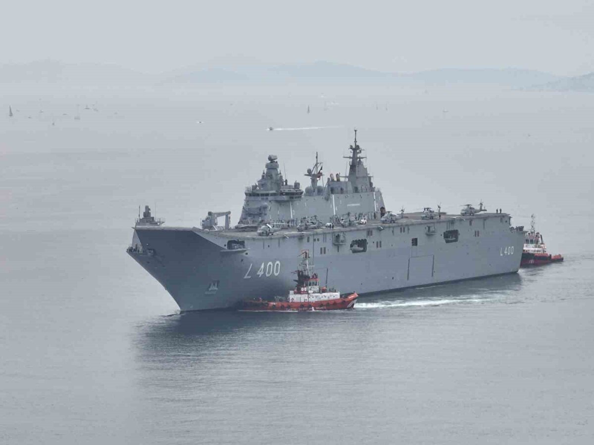 TCG Anadolu Çok Maksatlı Amfibi Hücum Gemisi Projesi, Cumhurbaşkanı Recep Tayyip Erdoğan'ın talimatıyla 2015 yılında Savunma Sanayii Başkanlığı tarafından, Deniz Kuvvetleri Komutanlığı'nın ihtiyaçları doğrultusunda başlatıldı. Mayıs 2019'da denize indirilen gemi, Haziran 2022'de deniz kabul testlerine başladı.<br><br>TCG Anadolu, İstanbul Tuzla'daki Sedef Tersanesi'nin ana yükleniciliğinde inşa edildi. Yerlilik oranı yaklaşık yüzde 70 olan projede, 131 alt yüklenicinin yanı sıra üniversiteler ve araştırma merkezleri görev aldı. Dünyada bu ölçekte gemiye sahip olan sadece 12 ülke bulunuyor. TCG Anadolu, Türk donanmasının gücüne güç katacak ve caydırıcılığını artıracak.