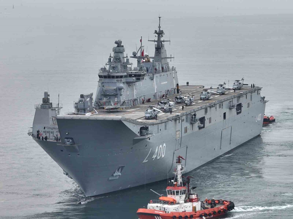 TCG Anadolu, üzerine iniş-kalkış yapacak SİHA'larla dünyanın 'ilk SİHA gemisi' olacak. Bunun için de Baykar tarafından kanatları katlanabilen Bayraktar TB3 SİHA geliştiriliyor. Ayrıca, gemiye yine Baykar tarafından geliştirilen muharip insansız uçak sistemi Bayraktar Kızılelma ve Türk Havacılık ve Uzay Sanayii tarafından geliştirilen Hürjet Hafif Taarruz Uçağı'nın iniş-kalkış yapabilmesi için çeşitli çalışmalar devam ediyor.<br><br>TRT Haber'de yer alan habere göre TCG Anadolu; Ege, Akdeniz ve Karadeniz'de asgari 1 tabur büyüklüğündeki bir kuvveti ana üs desteği gerektirmeksizin, kendi lojistik desteği ile kriz bölgesine intikal ettirebilecek kapasitede bulunuyor. Gemideki silah sistemleri, savaş yönetim sistemi, elektronik harp sistemleri, kızılötesi arama ve takip sistemi, elektro-optik arama sistemi, lazer ikaz sistemi, torpido savunma sistemi, radarlar, muhabere sistemleri, seyir sistemleri, bilgi dağıtım sistemleri yerli ve milli imkanlarla geliştirildi.