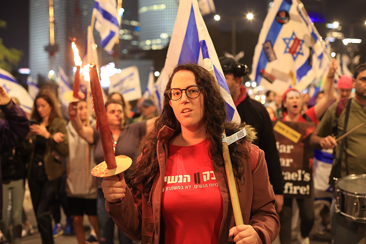 Protestocular, kent çevresindeki bir otoyolu da trafiğe kapatmaya çalıştı. Polis, göstericilere biber gazı, cop ve tazyikli suyla müdahale etti. Gözaltına alınanlar oldu.<br><br>
