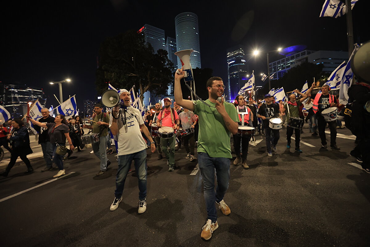 Reformun, ülke demokrasisine darbe vuracağına dikkat çeken on binlerce kişi, 15 haftadır ülke çapındaki gösterilerini sürdürüyor.<br><br>