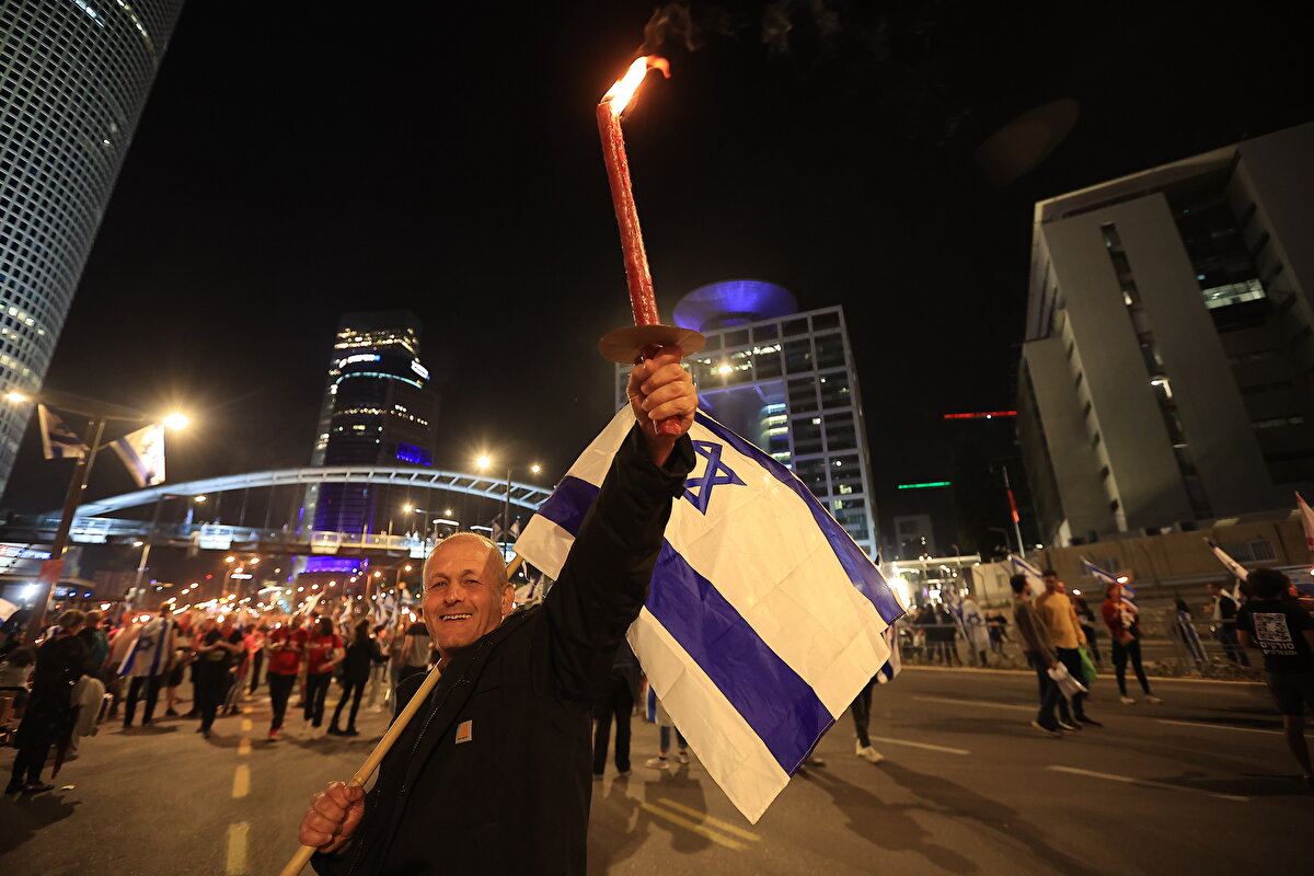 Başbakan Netanyahu 27 Mart'ta, protestolara ve grevlere neden olan yargı düzenlemesini ertelediğini açıklamıştı.<br>