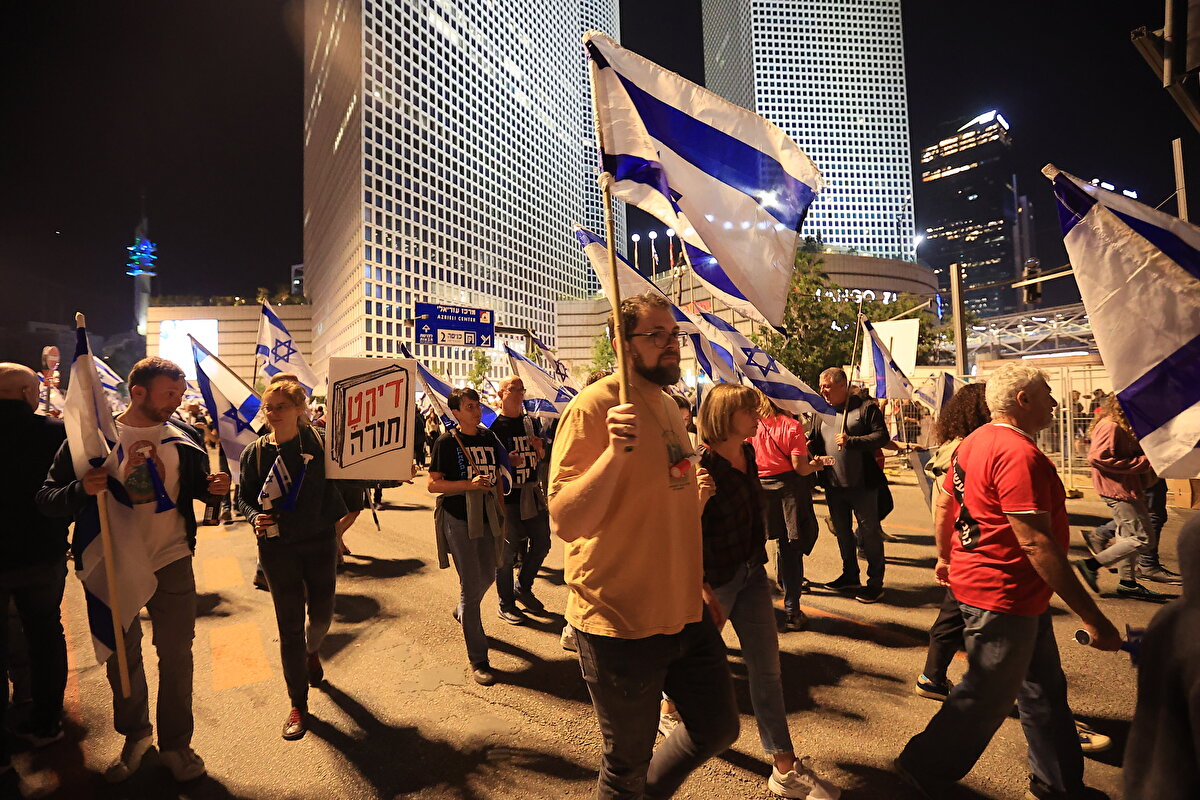 Başkent Tel Aviv'de on binlerce protestocu, kent merkezindeki Kaplan Caddesi'nde bir araya geldi.<br>