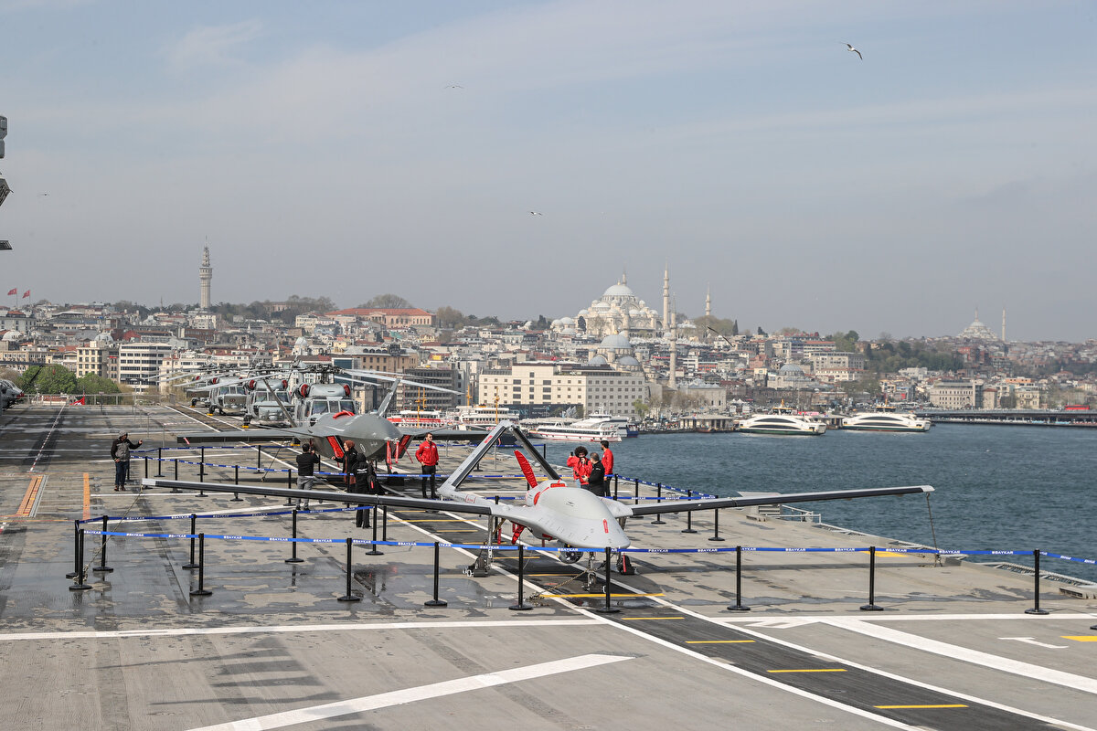 TCG Anadolu`nun gurur kaynağı olduğunu dile getiren ziyaretçiler, Türk donanmasına yeni ve daha iyi gemilerin inşa edileceğine inandıklarını ifade etti.<br>