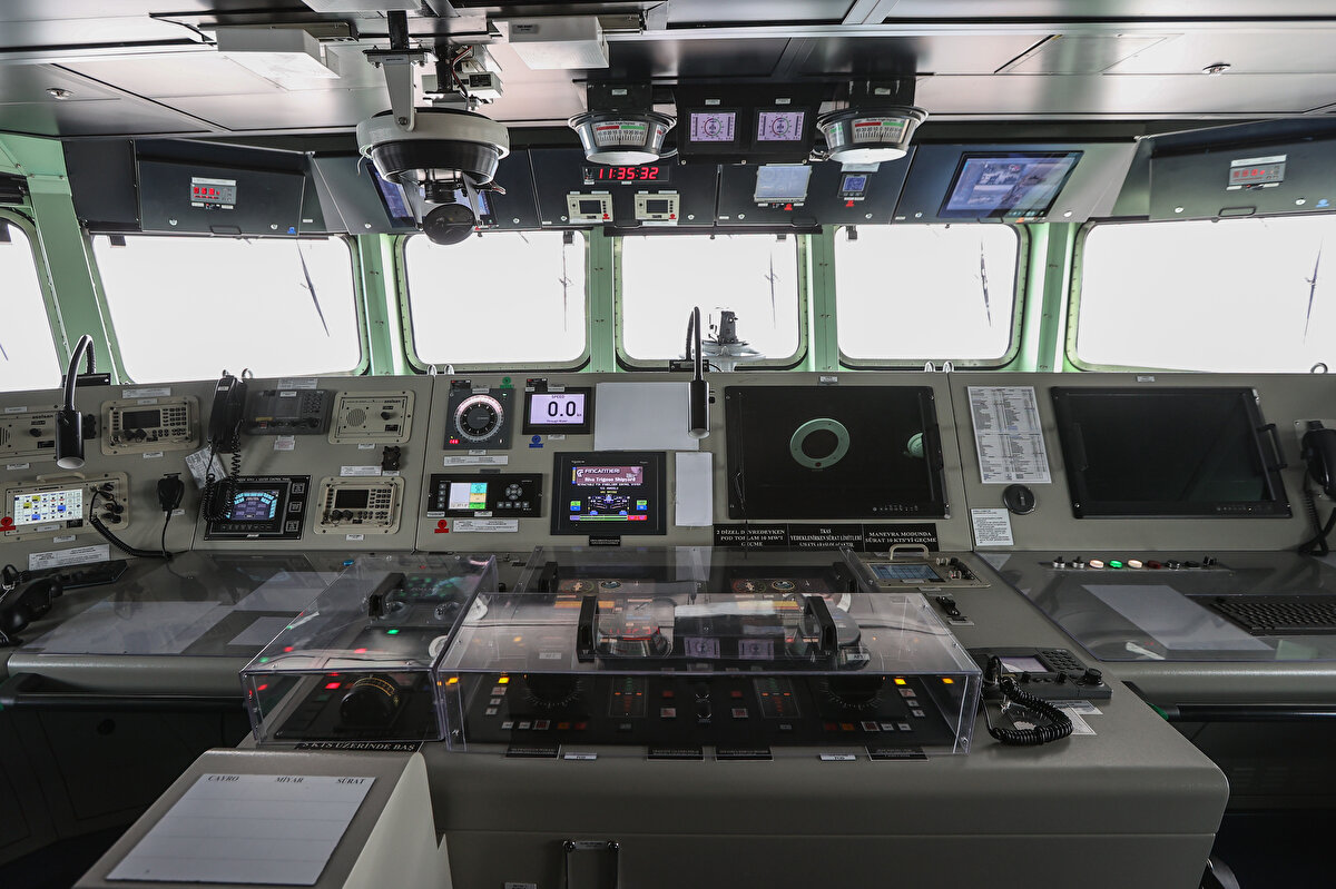 27 bin 500 ton deplasmanı ile Türk donanmasının en büyük savaş gemisi olma özelliğine sahip gemide 11 güverte, 6 stoplu uçuş platformu, hangar, hafif ve ağır güvertelerine 4 mekanize çıkarma gemisi konuşlanabilecek havuz bulunuyor.<br>