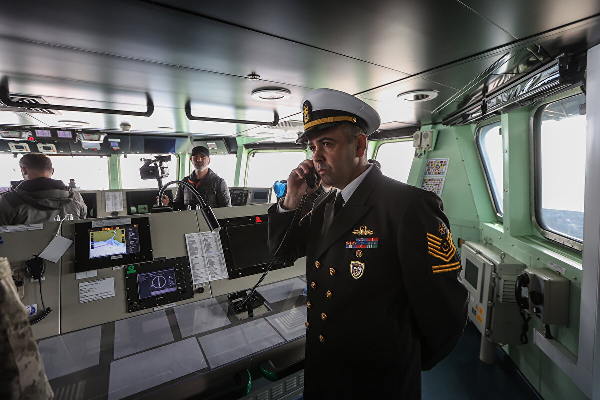 Askeri gemi, ağır ve hafif araç güvertelerinde 13 tank, 27 zırhlı amfibi hücum aracı (ZAHA), 6 zırhlı personel taşıyıcı (ZPT), 15 römork ve 33 muhtelif araç taşıyabilme özelliğine sahip.<br>