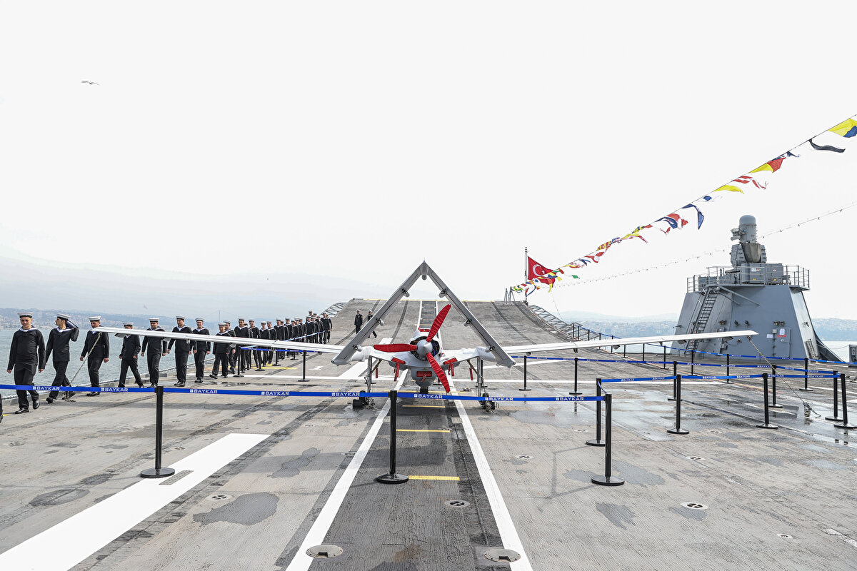 Geminin askeri görevlileri tarafından içeri alınan vatandaşlar, günün anısına hatıra fotoğrafı çektirdi.<br>