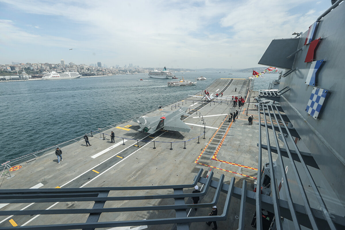 TCG Anadolu, gemi yakıt ikmali yapmaksızın Türkiye`den Japonya`ya ya da Avusturalya`ya intikal edebiliyor.<br>