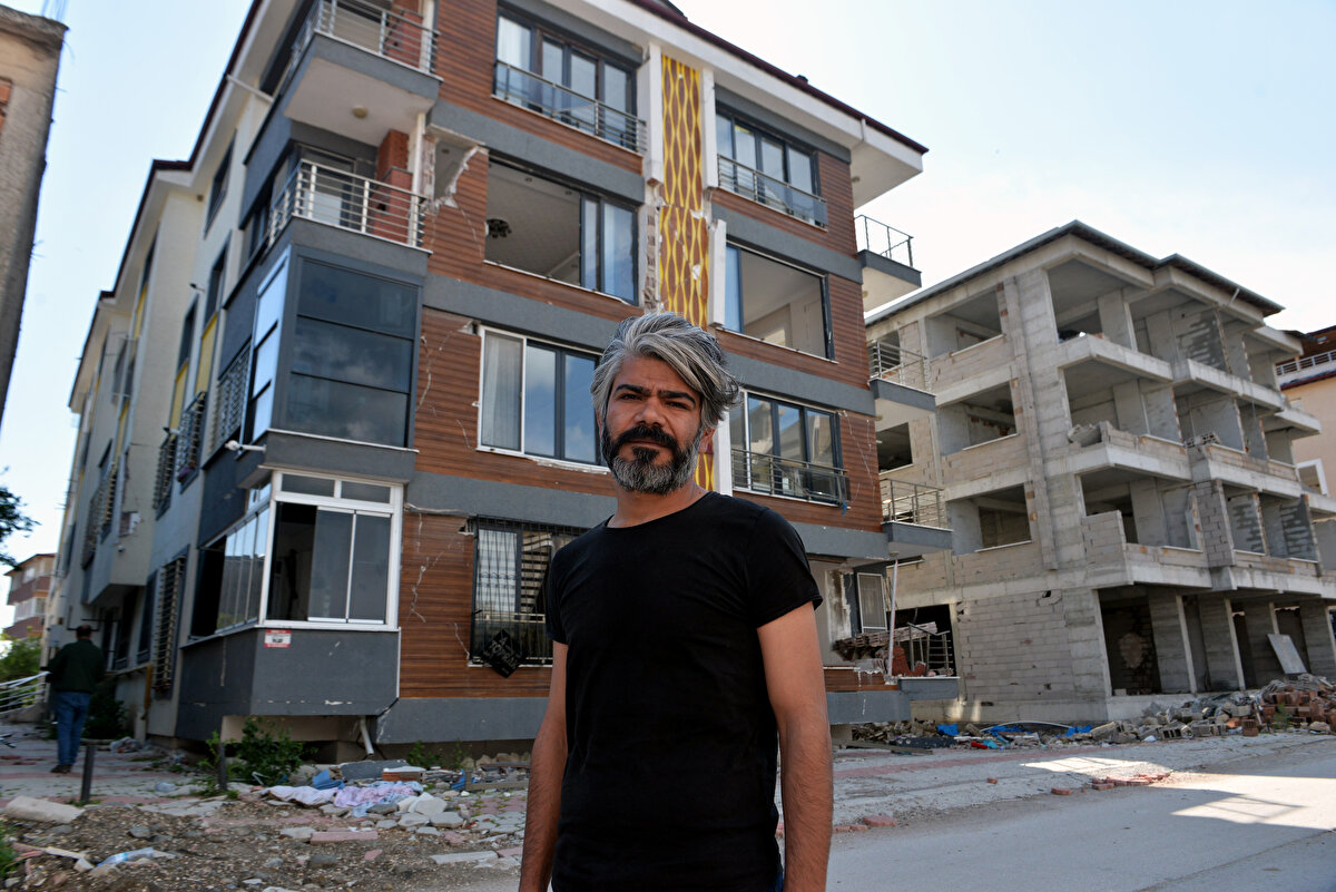 Ağır hasarlı binalara girişin tehlikeli ve yasak olmasından dolayı evine girmediğini anlatan Ağlamış, "Çelik kapımın komple söküldüğünü gördüm. Eve girdiğimde ise kullanılabilecek tüm eşyalar çalınmış ve yağmalanmıştı. Eşyaların maddi değerinden ziyade; anılarımla dolu bir evim vardı. Öğrencilerimin bana hediye ettiği eşyalar, oğlumla birlikte yaptığım resimler vardı. Onların hepsini, geçmişimle olan bağımı kaybettim.<br><br>