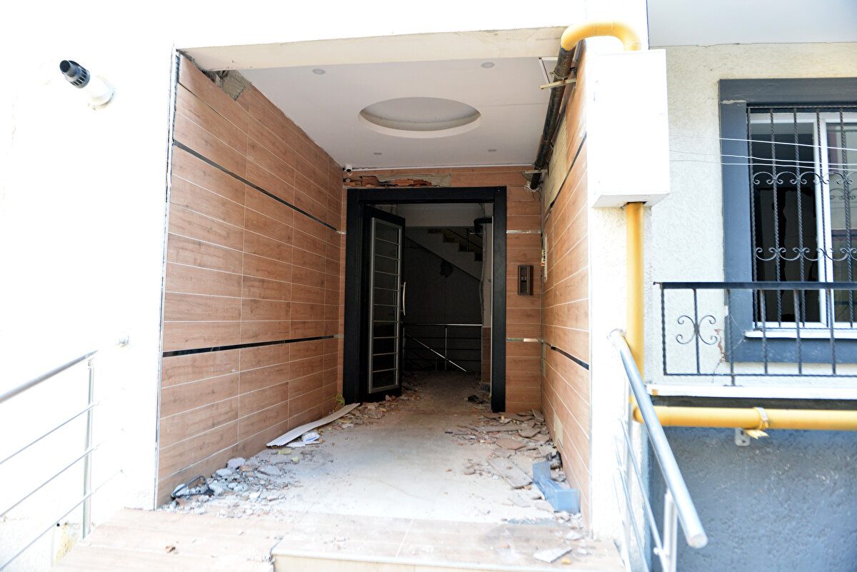 Çalınan eşyalarım için polise giderek, şikayetçi oldum. Bir sonuç çıksa bile buradaki tahribat, daha çok manevi, benim için. Biz burada insanlara yardım edip, yaralarımızı sarmaya çalışırken bunların olması çok üzücü. Çirkin insanlarla karşılaşmak, umutlarımızı söndürüyor" diye konuştu.<br><br>