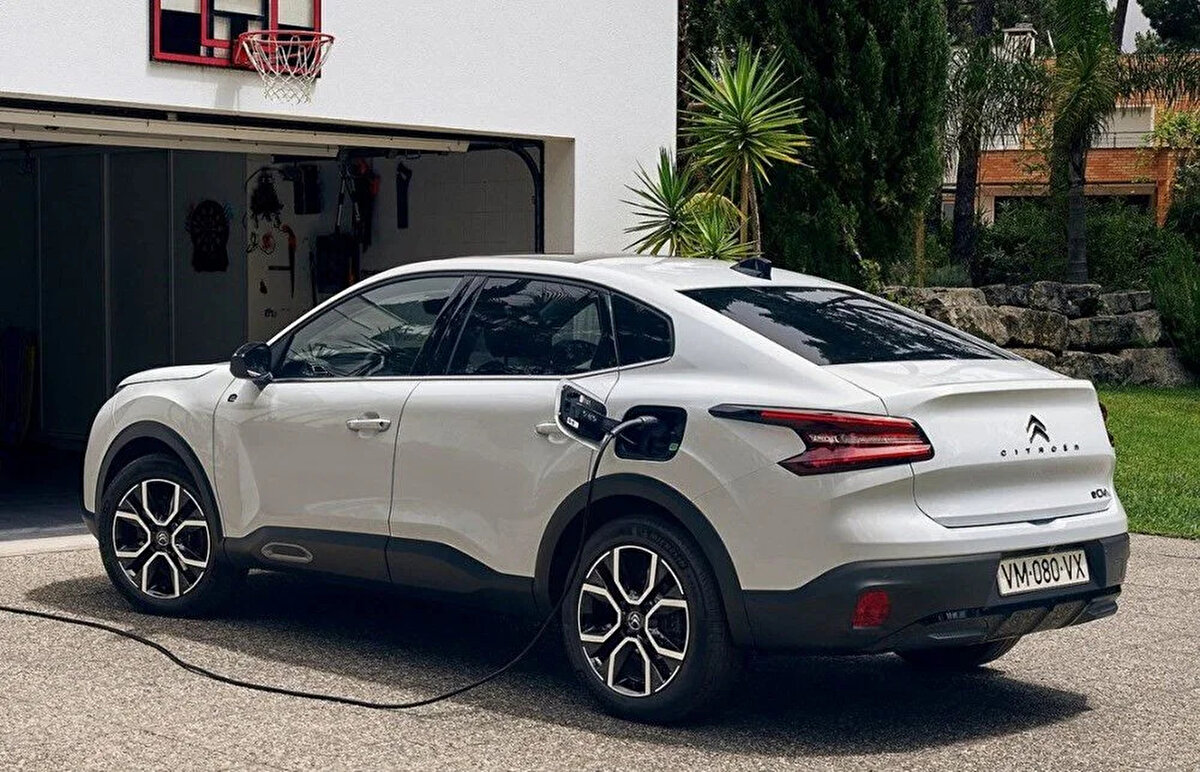 CİTROEN<br>Citroen e-C4 X 100 KW Shine Bold - 1.013.500 TL