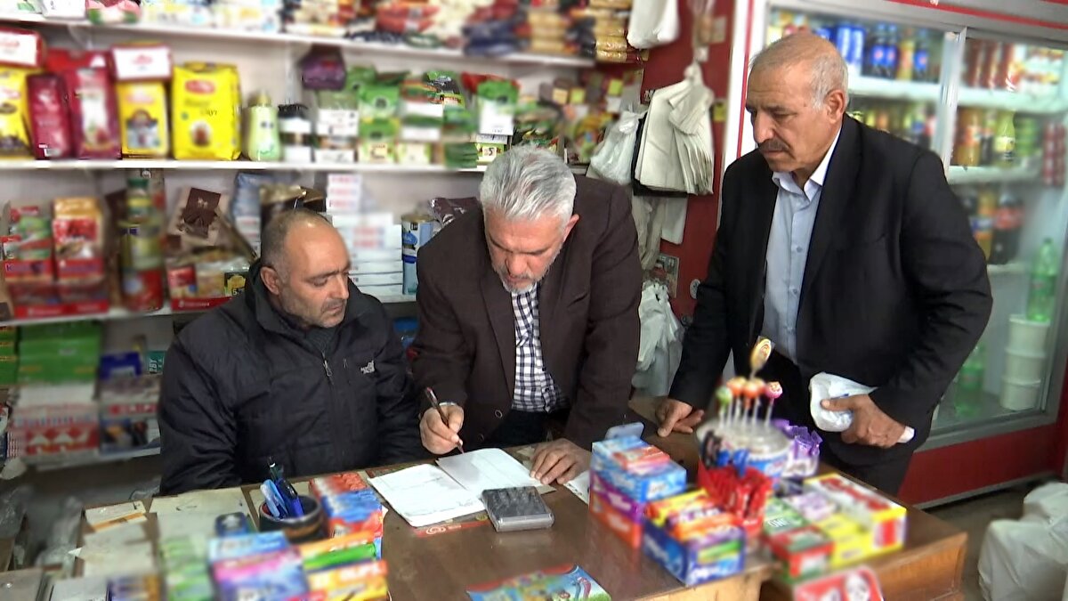 Her yıl ramazan ayında mahalle mahalle gezen Fecir Derneği Başkanı İbrahim Kayaoğlu, bakkallardaki veresiye defterlerini kapatıyor. 'Alan el ile veren el, birbirini görmesin' anlayışı ile sürdürülen gelenekte, hayırsever iş insanlarının elçi olarak seçtiği Kayaoğlu, bu işi gönüllü yapıyor.