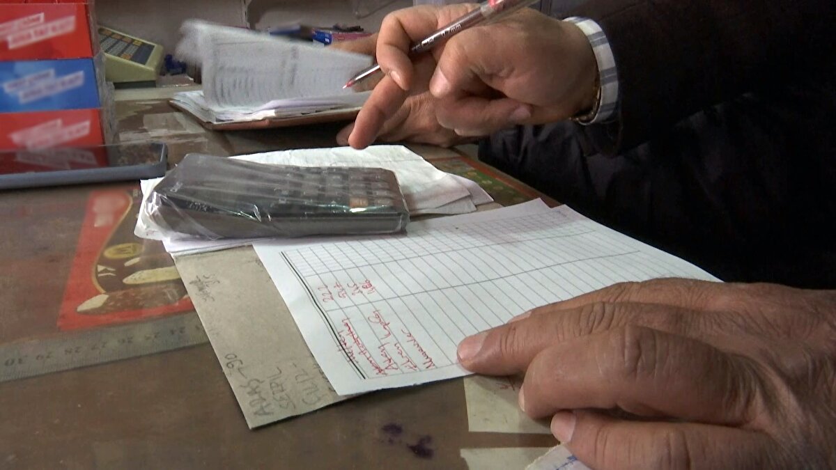 Hayırseverlerin bağışları ile veresiye defterlerini inceleyip, borçları ödediğini belirten İbrahim Kayaoğlu, "Zimem defteri, Osmanlı'dan gelen bir gelenek. Özellikle esnafımıza gidip, ekonomik durumu iyi olmayan, deftere veresiye yazdıran insanların borçları ödeniyor.