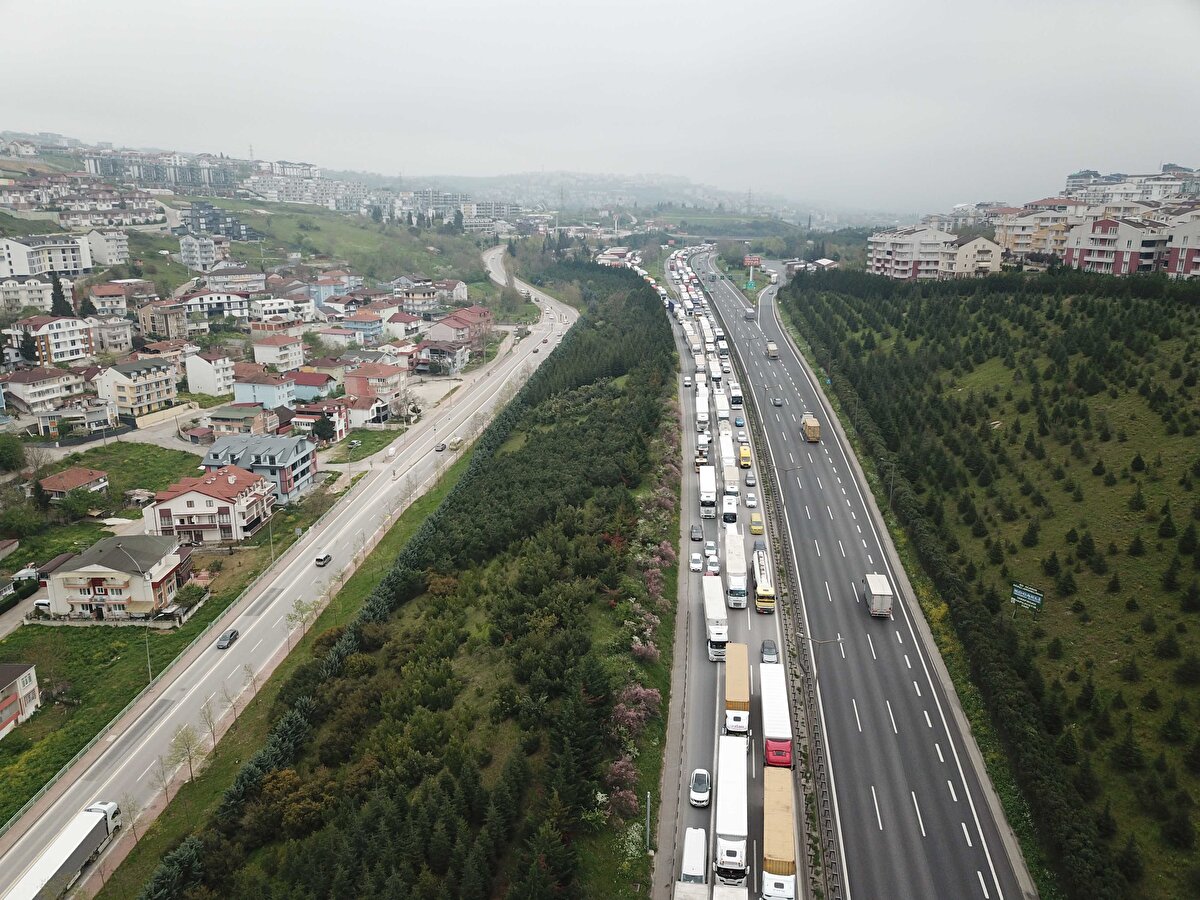 Ölen ya da yaralananın olmadığı kazada otomobil alev aldı. İhbar üzerine bölgeye sevk edilen itfaiye ekipleri, alevlere köpük sıktı.