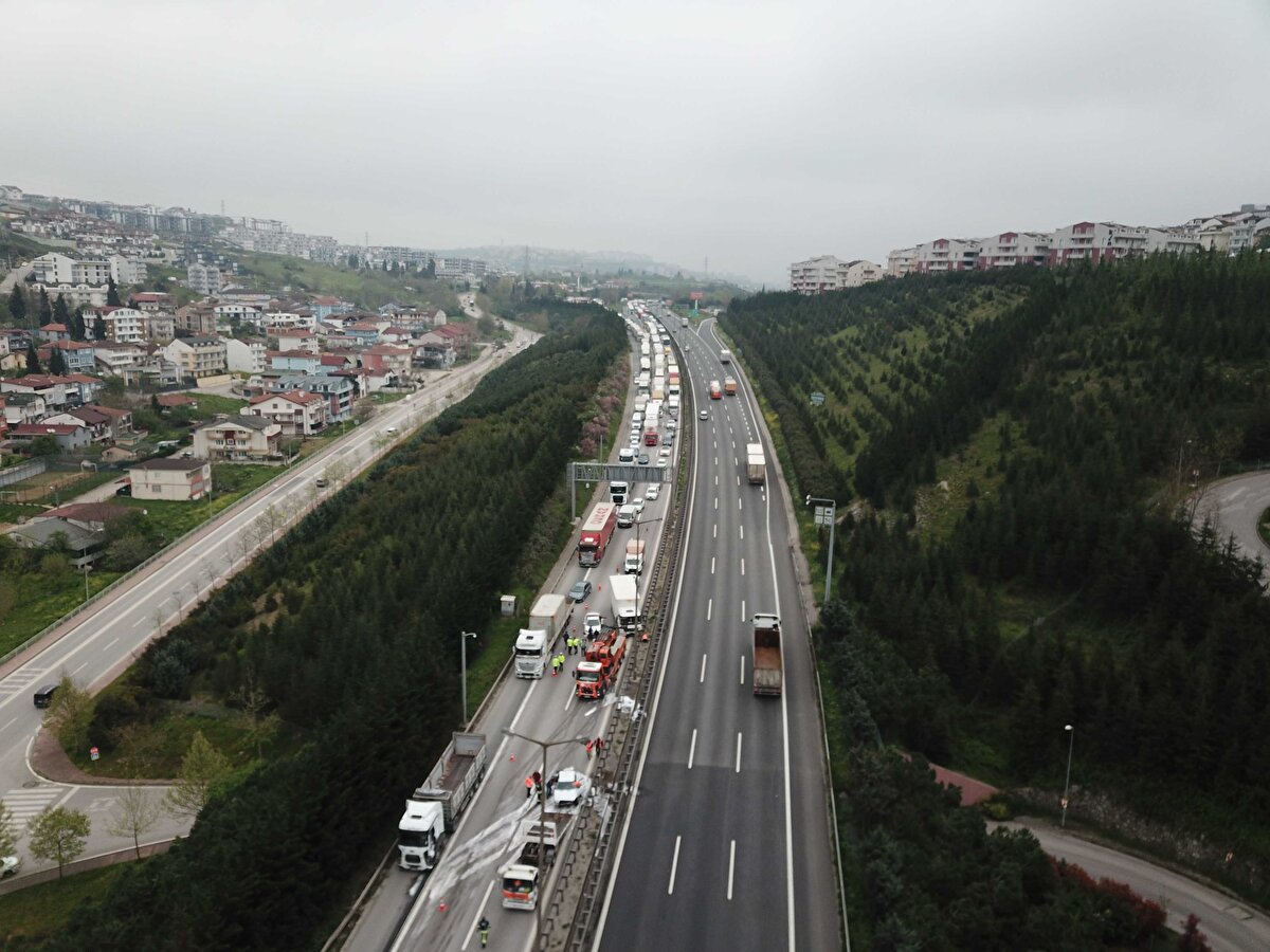 Kaza, saat 09.30 sıralarında TEM Otoyolu'nun İstanbul istikameti Gültepe tünelleri yakınlarında meydana geldi.