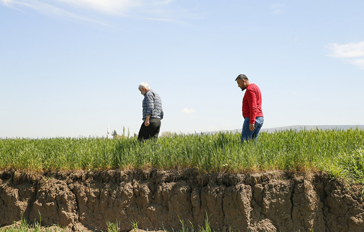 Tarım arazilerinin bazı bölgelerinde yaklaşık 200 metre arayla birbirine paralel iki yüzey kırığı ortaya çıktı.<br><br>
