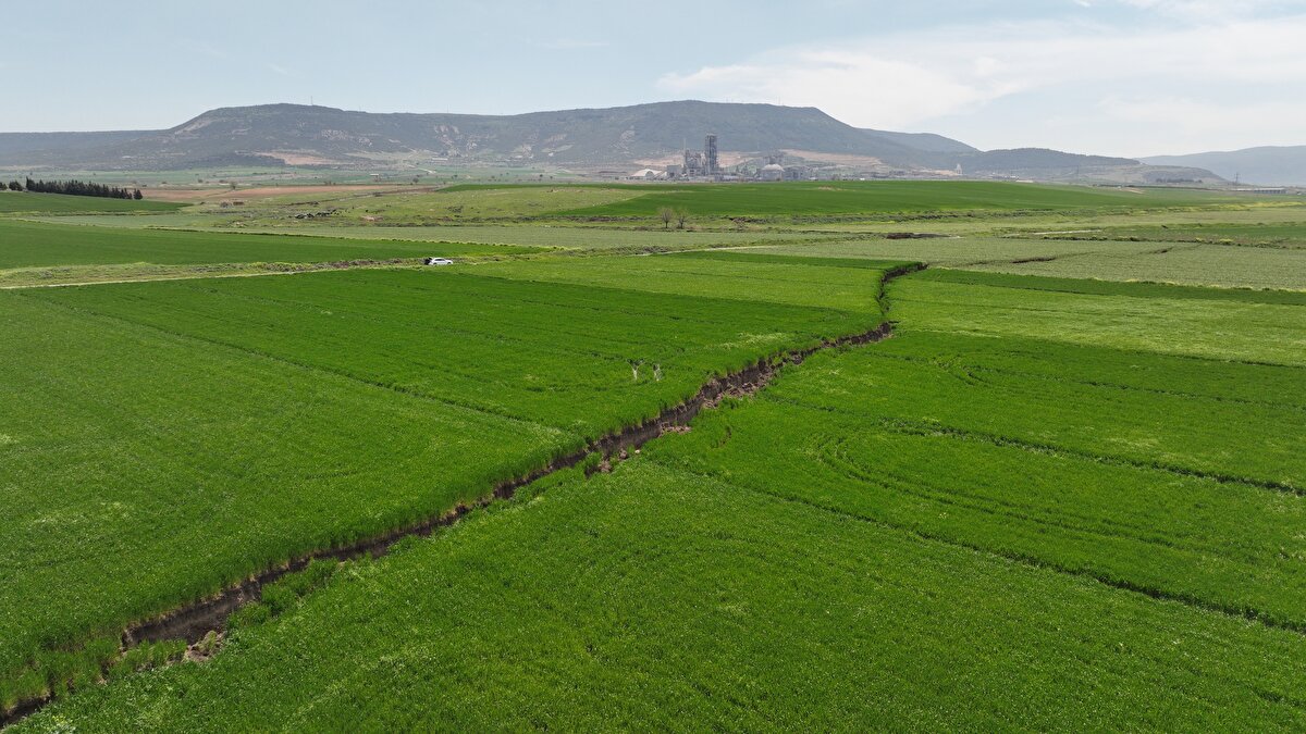 Hayırsöz, köyde yüzey kırıkları oluştuğunu dile getirdi:<br><br>"Tarlanın bir bölümü düşerken, diğer tarafı yükselmiş. Bir tarafı yüksek, bir tarafı engin. Yaklaşık 2 metre yükseklik farkı var. Önceden suyu buradan bıraktın mı tarlanın sonuna kadar gidiyordu. Artık bıraktın mı diğer taraftan gitmez. Suyu bıraktın mı sonuna kadar gitmesi gerek."