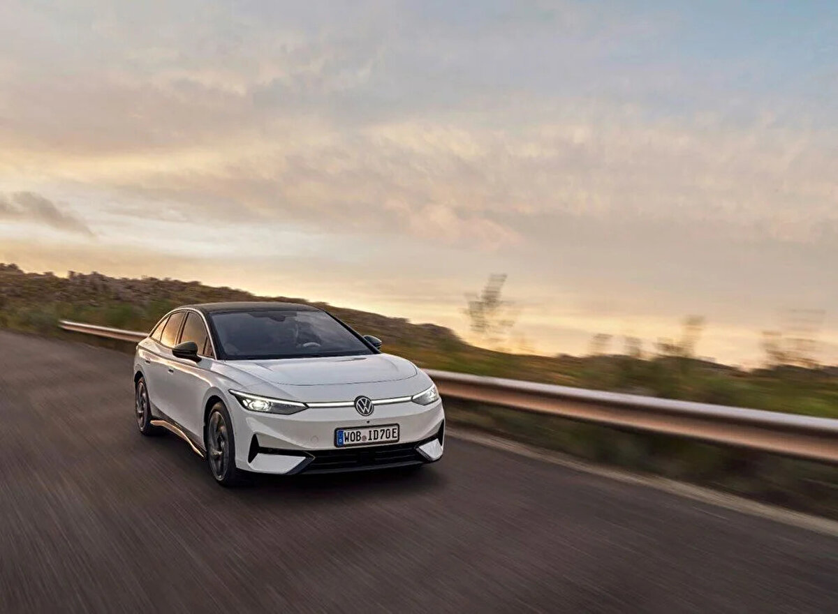 Yeni elektrikli güç-aktarma sistemi, her şeyden önce enerji tüketimi açısından optimize edilmiş. Batarya boyutlarına bağlı olarak 700 kilometreye kadar WLTP menzili ve 200 kW'a kadar şarj kapasitesi öngörülüyor. Böylece ID.7, uzun mesafe kullanımı açısından da uygun bir model olarak öne çıkıyor. <br><br>