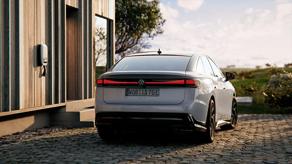 Yeni ID.7, Avrupa ve Kuzey Amerika pazarları için Emden'deki Volkswagen fabrikasında üretilecek. Çin pazarına yönelik ID.7 modelleri yerel olarak üretilecek.<br><br>Volkswagen Binek Araç CEO'su Thomas Schäfer, “ID.7 üst düzey konfor ve uzun menzil sunuyor. 2026 yılında pazara sunacağımız 25 bin Euro'nun altındaki giriş seviyesi ID. modelinden, ürün gamındaki en üst model olan ID.7'ye kadar uzanan elektrikli otomobillerimizle, Avrupa’da en geniş elektrikli ürün gamını biz sunacağız. Hedefimiz 2030 yılına kadar Avrupa'daki satışlarımızın yüzde 80’inin elektrikli olması. 2033 yılından itibaren Volkswagen Avrupa'da sadece elektrikli araç üretecek.” şeklinde konuştu.<br><br>