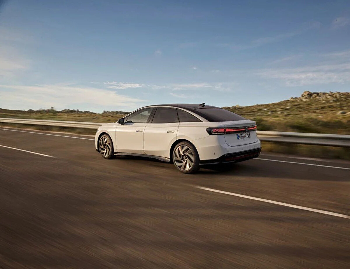 İç mekan standart olarak 38 cm (15 inç) bilgi-eğlence ekranı, artırılmış gerçeklik head-up display, bilgi-eğlence sistemine entegre edilen yeni klima kullanım konsepti, serbestçe atanabilen sık kullanılanlar düğmeleri ve arkadan aydınlatmalı dokunmatik kaydırma bandı özelliklerini içeriyor.<br><br>