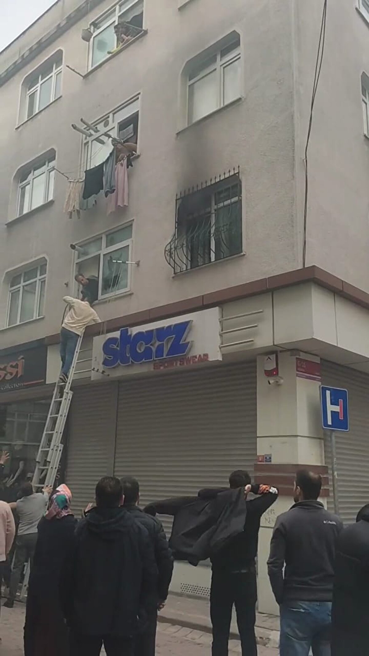 Yardıma koşanlar camlar kırılarak içeridekiler kurtarılmaya çalıştı. İhbar üzerine olay yerine gelen itfaiye ekipleri yangını söndürürken, sağlık ekipleri babayı ambulansla hastaneye kaldırdı.