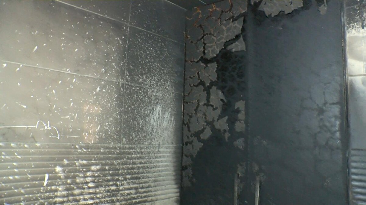 Çevredeki esnaf ve komşular yardıma koştu. Ancak kapı açılamayınca birinci katın pencere ve balkonuna ulaşılmaya çalışıldı. Kimi merdiven uzattı kimi ise pencere korkuluklarına basarak birinci kata tırmandı.