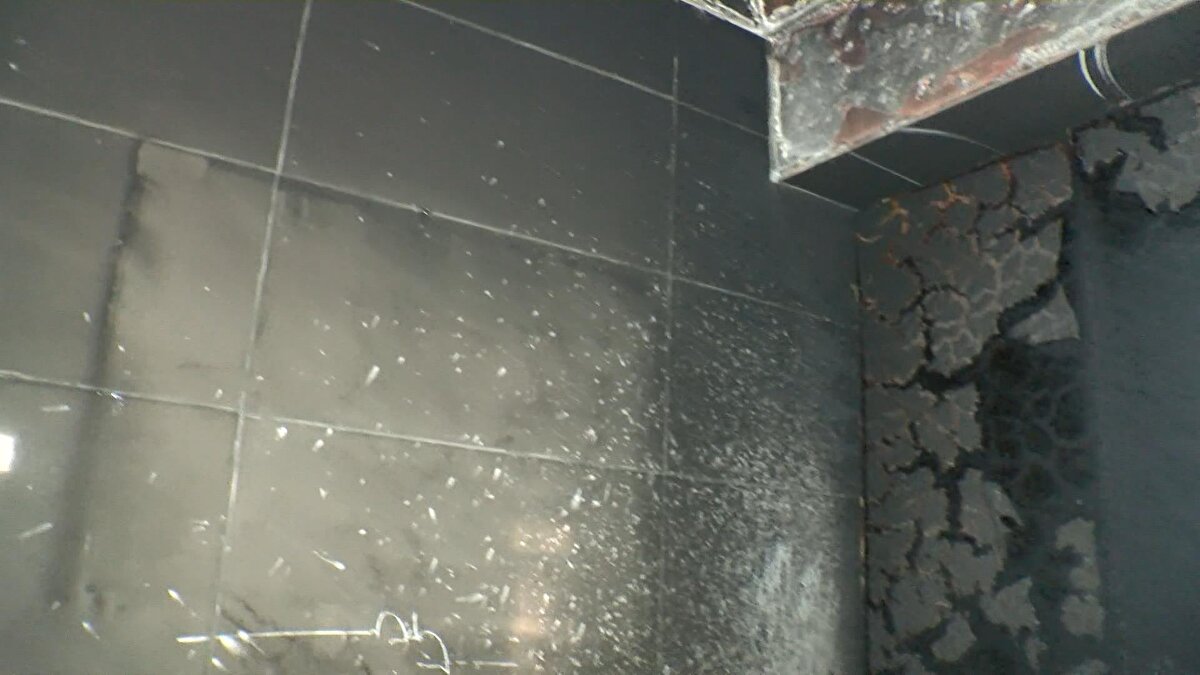 Aileyi kurtarmaya giren esnaf Bayram Özdemir, "Kadın çığlıklarıyla yangın çıktığını fark ettik. Buradaki bir komşumuz eve tırmanarak mutfaktan içeri girdi. Biz de dairenin kapısını açarak girişteki yangını söndürerek oradaki çocuğu çıkarttık.