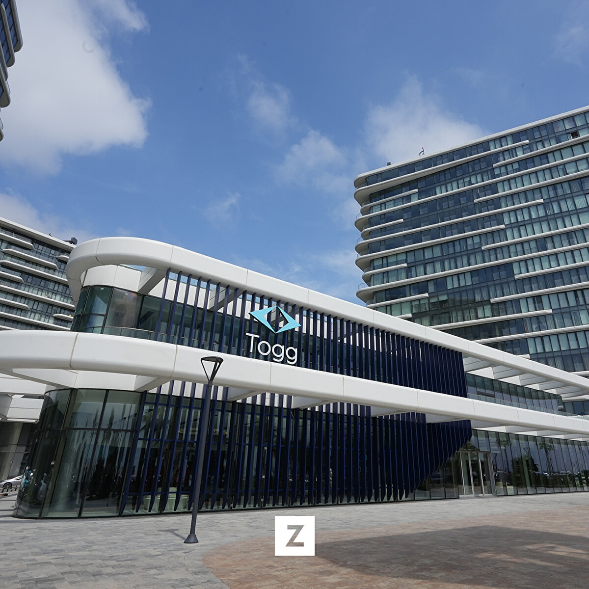 Togg açıklamasına göre, kullanıcılara daha yakın olmak için Türkiye genelindeki deneyim merkezlerinin sayısını artıran şirket, İstanbul Zorlu Center ve Ankara Söğütözü'nde açtığı kapsamlı deneyim merkezlerine yenilerini eklemeyi sürdürüyor.​