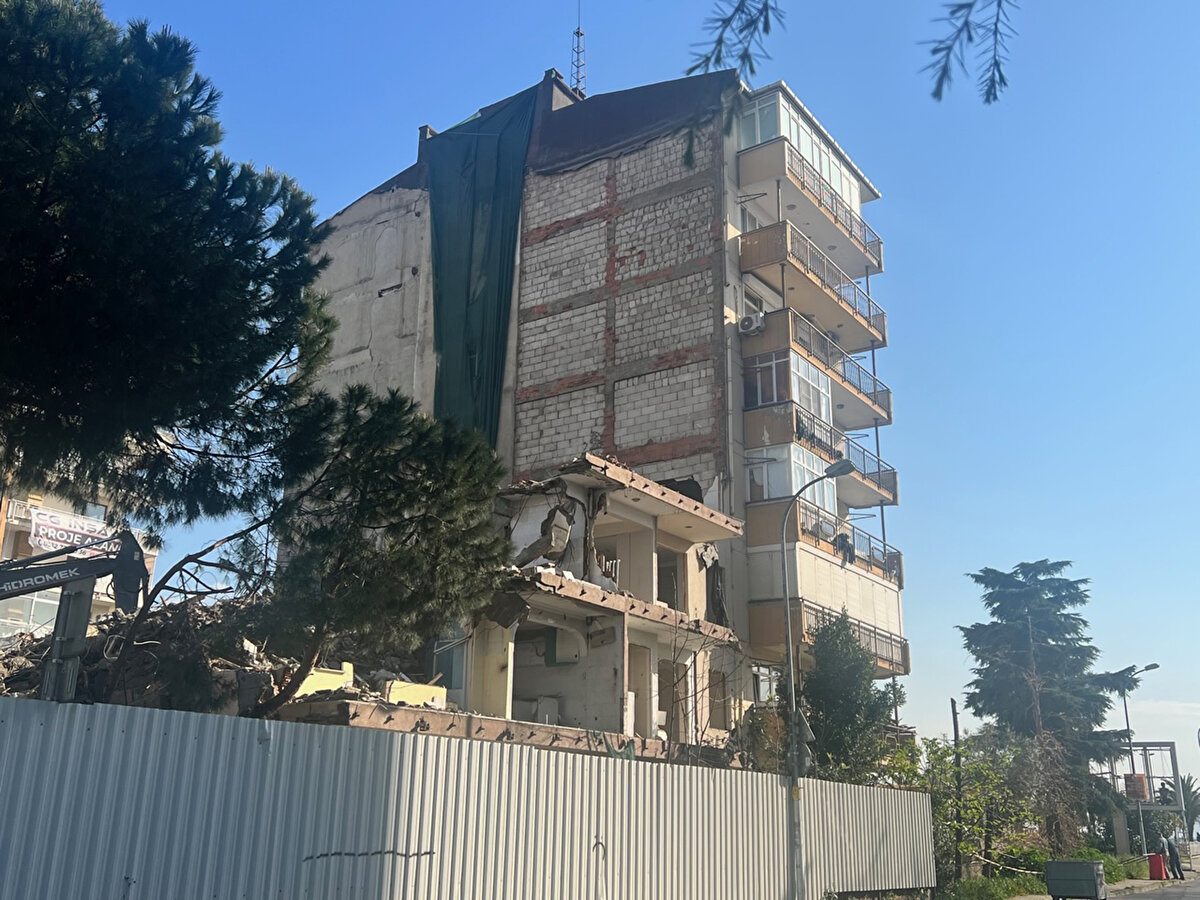 Evin arka odasındaki duvar tamamen delinirken, binada oturanlar panikle dışarı çıktı. Duvarı yıkılan evde ailesiyle birlikte oturan Gönül Orhan, haberi alır almaz binaya geldi. Dairesine giren Orhan, gördüğü manzara karşısında neye uğradığını şaşırdı. Öte yandan bina sakinleri ise yıkım çalışması nedeniyle kendi binalarında oluşan hasarı ve yaşadıkları sıkıntıları anlatarak isyan etti. 