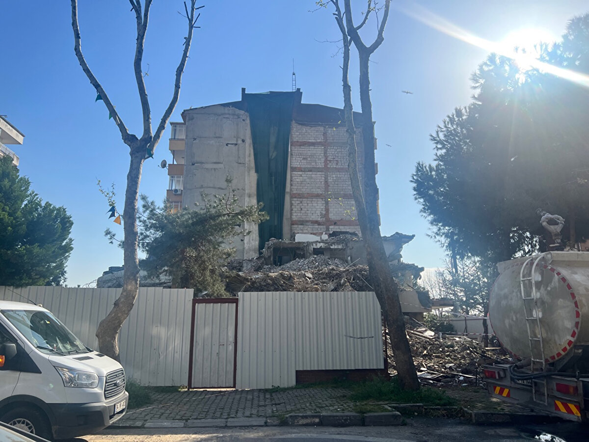 Biraz evvel de burada bir duvar yıkıldı. Çok sarsıntı oldu öyle böyle değil. Ne yapacağımızı bilemiyoruz artık. 3.kat duvarı yıkıldı. 