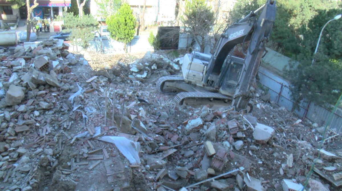 "KAÇ SEFER UYARDIK SARSILIYORUZ DİYE"<br>Zarar gören binanın birinci katında yaşayan Hürmüz Kasımay, "Bina yıkılırken çok büyük sarsıntılar oluyor evin içinde. Yapabileceğimiz bir şey de yok. Aydınlık camları da kırıldı. 