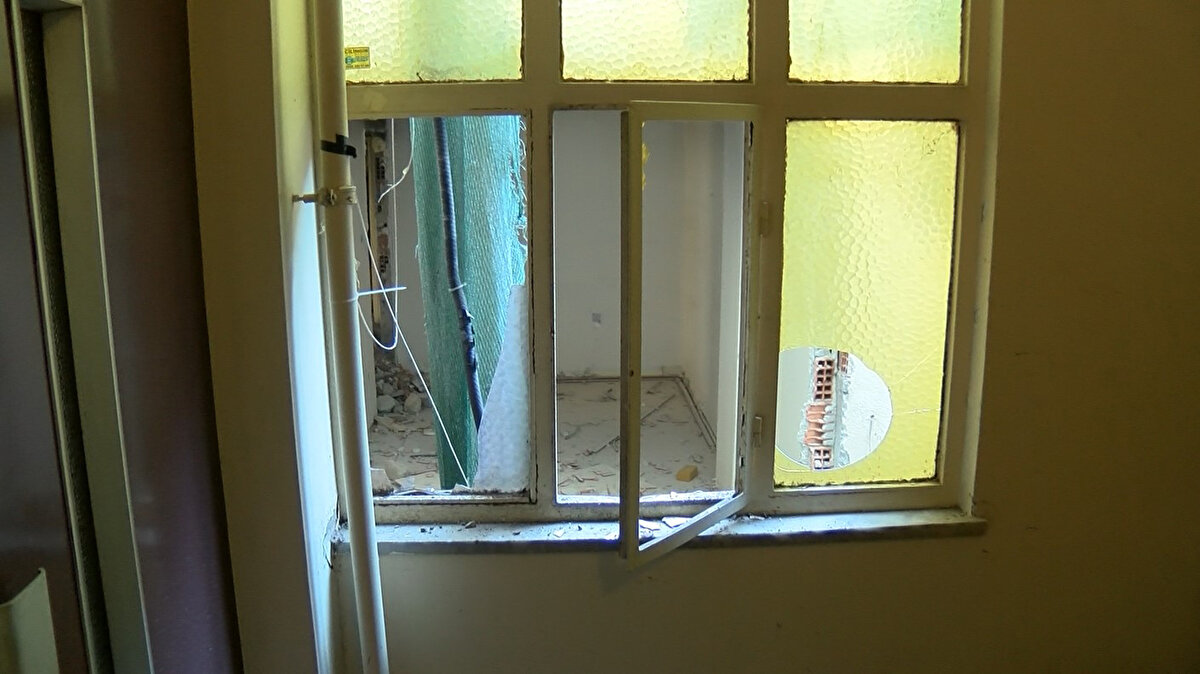 "YANDAKİ BİNADAN ÖNCE BİZİMKİNİ YIKMIŞLAR"<br>Duvarı yıkılan dairede oturan Gönül Orhan, "Biz ev yıkılacak diye bütün günümüzü dışarıda geçirdik, herhangi bir sıkıntı olmasın diye. Ama geldiğimizde evimizi yıkılmış bulduk. Yandaki binadan önce bizimkini yıkmışlar. Burası çalışma odamızdı. Çok kötü bir durum gerçekten" diye konuştu.