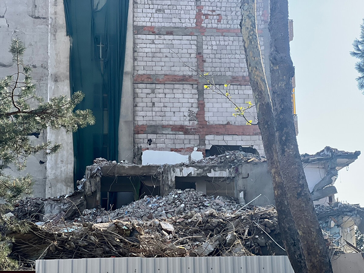 Dün öğle saatlerinde çalışmalar devam ederken, bitişikte bulunan 8 katlı binanın 3.katındaki dairenin duvarı büyük bir gürültüyle yıkıldı.