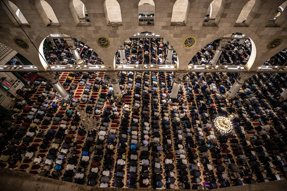 İslâmî Vakıflar Dairesi tarafından yapılan açıklamada, Kadir Gecesi’nde yaklaşık 280 bin kişinin Mescid-i Aksâ’da olduğu ifade edildi.