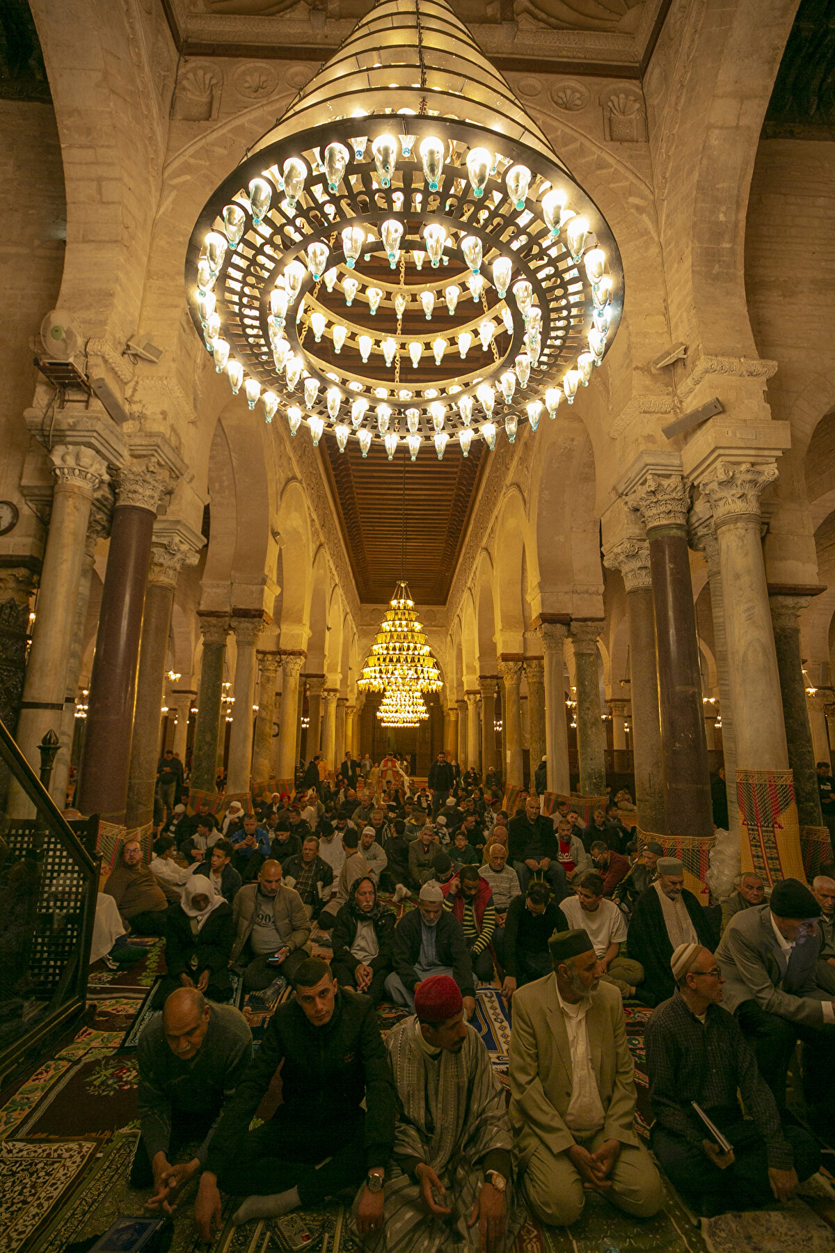 Kayravan kentindeki tarihî Sidi Ukba Ulu Camii'ne gelen Müslümanlar, namaz kılıp dua etti.