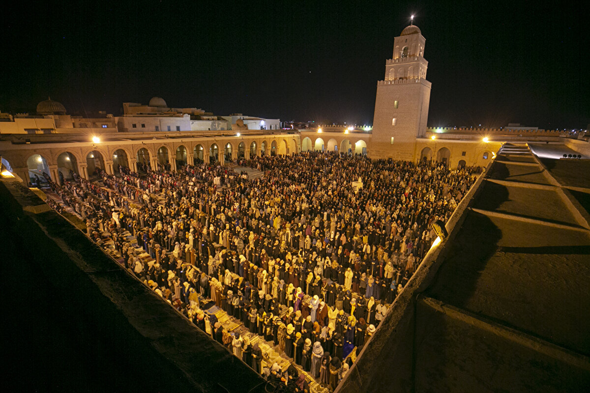 Kadir Gecesini camilerde ihya etmek isteyen binlerce Tunuslu Müslüman camilere akın etti. 