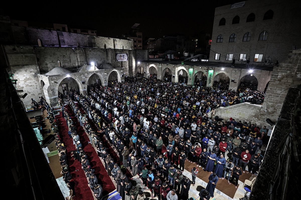 Gazze Şeridi'ndeki Gazze kentinde bulunan Al-Omari Ulu Camii'ne gelen Müslümanlar, namaz kılıp dua etti.