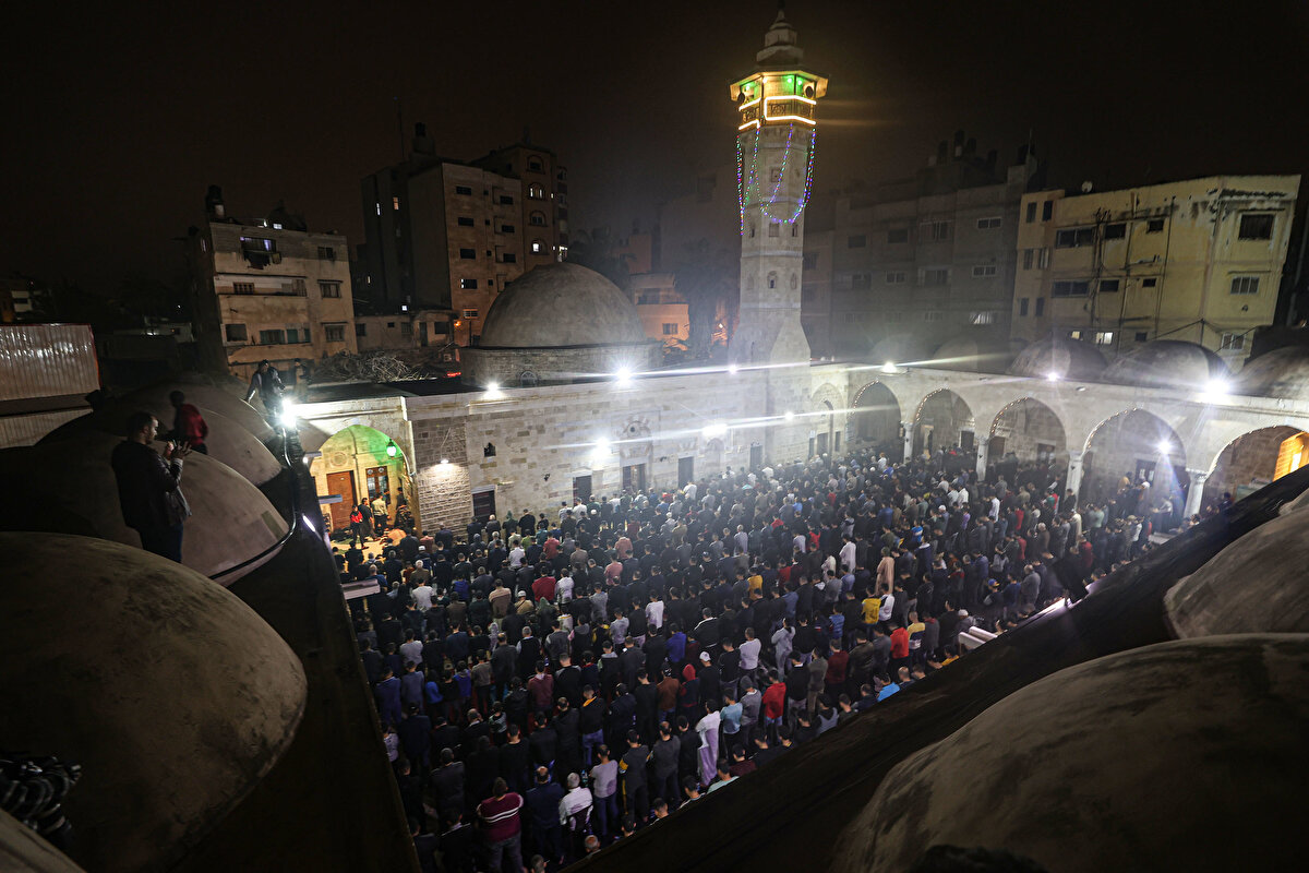 Gazze kentindeki Seyyid Haşim Camii'ne gelen Müslümanlar, namaz kılıp dua etti.