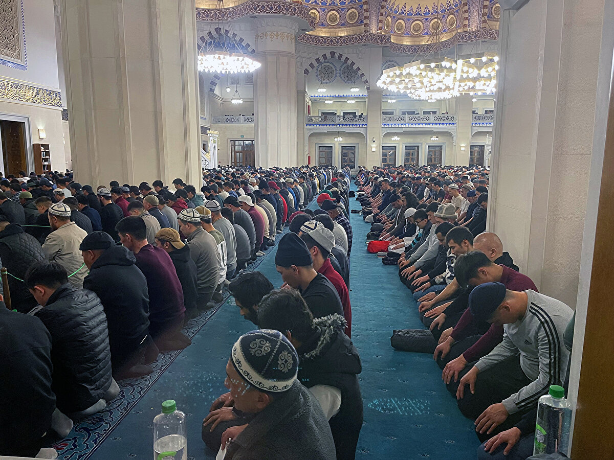 Kırgızistan Müftülüğünce Bişkek Cumhuriyet İmam Serahsi Camii'nde Kadir Gecesi nedeniyle düzenlenen programa cemaat büyük ilgi gösterdi. Cemaat, yaklaşık 3 saat süren yatsı ve hatimle kılınan teravih namazının ardından Kadir Gecesi namazını eda etti. Müslümanlar, sahura kadar namaz kıldı, vaaz ve okunan Kur'ân-ı Kerîm'i dinledi. Hayırseverlerin, Kadir Gecesi vesilesiyle su ve hurma dağıttığı camide, cemaatin sahur yapması için 5 dev kazanda etli pilav hazırlandı.