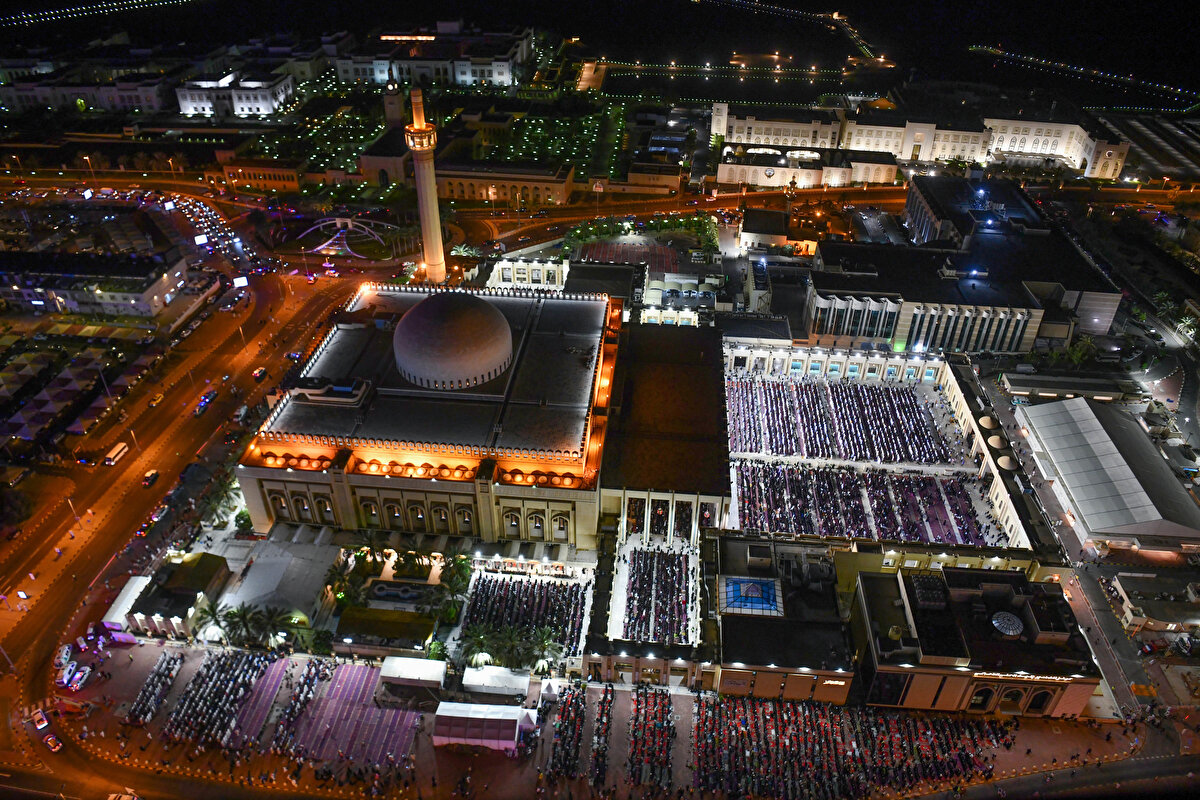 Müslümanlar, camide kılınan teravih namazının ardından dua ve ibadetler eşliğinde geceyi idrak etti.